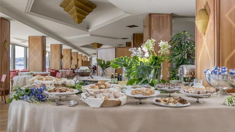 Hotel Royal Continental, Italien, Neapel. Großes 2