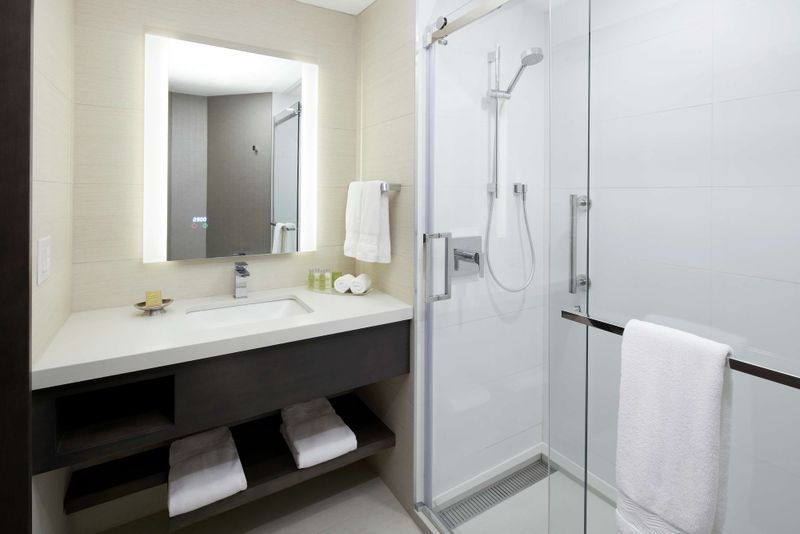 Hotel DoubleTree by Hilton Montreal, Kanada, Montreal. Großes 764