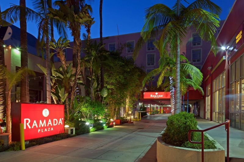 Hotel Ramada Plaza By Wyndham West Hollywood Hotel & Suites, USA, West Hollywood. Großes 1