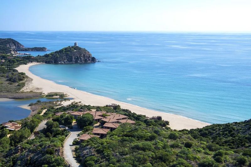 Hotel Baia di Chia Resort Sardinia, Curio Collection by Hilton, Italien, Chia. Großes 1