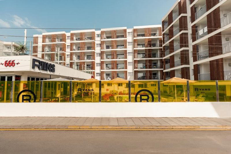 Hotel Ryans Ibiza Apartments (Adults Only), Spanien, Ibiza-Stadt. Großes 2