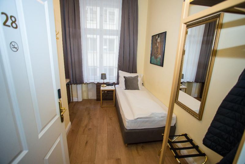 Hotel City Pension Stephansplatz self check in, Österreich, Wien. Großes 6