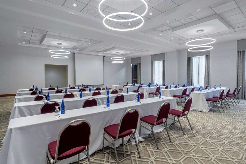 Hotel Embassy Suites by Hilton Boston At Logan Airport, USA, Boston. Großes 14